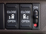 運転席からもスライドドアをボタン操作でスピーディーに開閉できます!またスマートキーでも操作できるので便利です。