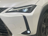 【LEDヘッドライト】悪天候や夜間走行時も良好な視界を確保し安心して運転できる高輝度LEDヘッドライトを装備!点灯速度が早く、消費電力も抑えられています。