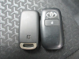 スマートキー付!キーを取り出さなくてもドアロックの施錠・開錠、エンジンの始動が出来ます!雨の日や荷物の多い日にとても便利ですね♪