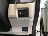 【片側電動スライドドア】リモコンや運転席のスイッチ操作のほか、ドアハンドルを少し引くだけでリアドアが自動開閉します♪