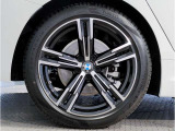 【BMWアロイホイル】軽量かつ強度に拘ったアロイホイル。走行性能ポテンシャルを引き出す設計。車の足元を引き締めてくれる大きなポイントはアロイホイルです。