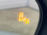 【ブラインドスポットモニター】走行中、ドアミラーの死角になりやすい箇所に後続車が接近するとサイドミラーのレンズに警告を表示!ドライバーに注意喚起をしてくれます。