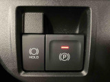 【電動パーキングブレーキ+オートブレーキホールド機能】 指先だけで簡単に操作が可能なパーキングブレーキ、スイッチを押すとブレーキペダルから足を離してもブレーキを保持できるオートブレーキホールド搭載