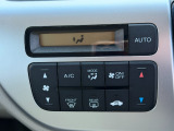 車内環境を自動でコントロールするフルオートエアコン。長距離ドライブも快適です。