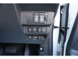 両側電動スライドドア付。通常のドアに比べて、車のボディーに対し平行に開閉し、開けてもスペースを取りません。出入り口が大きいドアはお子様のいるご家庭はもちろん、混んだ駐車場でも大活躍です!