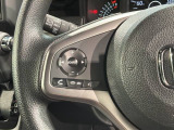 ステアリングにオーディオ操作スイッチが付いています。オーディオ画面に直接タッチしなくても操作が出来ますので、運転に集中できます。