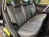 後部座席も気になるようなキズ・汚れやへたり等、大きなダメージはなく、良好な状態です。