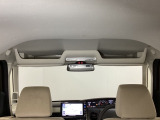 ルームミラー付近の天井にオプション装備のルーフコンソールがついています。ティシュや伝票など、よく使うアイテムをスマートの収納できます。