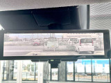 インテリジェントルームミラーです。人や物で視界が遮られてても、車体後部のカメラ映像に切り替えることにより、クリアな後方視界を実現しています。