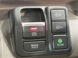 【オートブレーキホールド】信号待ちや渋滞で停車時にブレーキから足を離しても、停止状態を保持してくれます。前進するときはアクセルを踏めば自動で解除されるので安心♪街乗り運転が楽になります♪