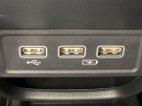 セレクトレバーの下に、スマートフォンなどの充電可能なUSB端子が2個、音源などの外部入力の可能なUSB端子が1個ついています。移動中に充電もできるので便利です。