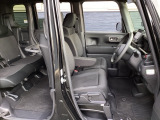 フロントシートです!!ベンチシートなので座席の移動もスムーズに出来ます!!足元も広く運転も楽ですよ!!