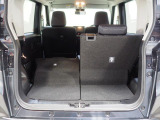後席を倒して荷室を広くできます。写真は左後席を倒した状態です。