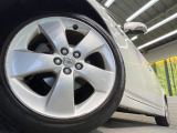 【純正17インチアルミホイール】外観にマッチした純正アルミホイールを装着しております。各種社外アルミホイールや、スタッドレスタイヤも取扱いしております。是非ご相談ください♪