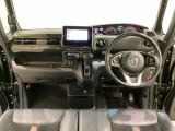 車内は光触媒抗菌消臭施工済です。インパネ周りはスタイリッシュなデザインで機能や装備も充実しています。グローブボックスやカップホルダーのほかにトレーなどたくさんの収納スペースが付いています。
