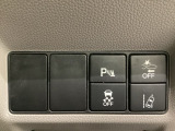 Hondaセンシング用の、VSA(ABS+TCS+横滑り抑制)解除と路外逸脱抑制機能のオンオフスイッチなどはハンドルの右側に装備しています。