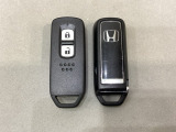 スマートキーを装備しています。鍵を差し込むことなくドアロックの開け閉めと、スタートボタン操作でのエンジンスタートができます。スペアキーも同じものを用意しております。