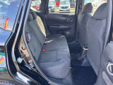 ◆後部座席◆後席も大人の方でもゆったり乗れるスペースを確保。足元も深くシートのクッションも柔らかくロングドライブの疲労を軽減してくれます。