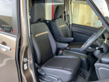 運転席と助手席はアームレストがついていますのでゆったりお座りになられます。