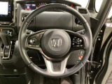 ハンドルにHondaセンシング系のクルーズコントロールやレーンキープアシストなどのスイッチと、オーディオの操作スイッチが装備されています。ハンドルから手を離さず安全に操作できます。