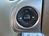 ステアリングから手を離さず操作できるオーディオスイッチを装備しています。