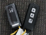 ◆スマートキー◆カギをバッグやポケットに入れたままでもドアロックの開閉ができる『スマートキー』付き!雨天や暗くなってもカギを取り出す必要がなくドアの開錠&エンジンも始動できます