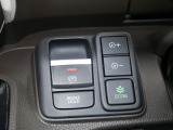 【電子制御パーキングブレーキ】スイッチ操作でパーキングブレーキをオン/オフ。発進時、運転席のシートベルトが着用されている時アクセルを踏めば自動的に解除されます。