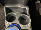 運転席、助手席間には小物入れとカップホルダーがあります。