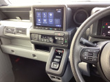 視認性のよいインパネ周りです。操作スイッチやカップホルダーも使いやすい位置に配置されています。