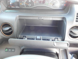 運転席前の物入です。手の届くところにありますので簡単に取り出せます。