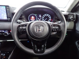 ハンドル左側にはオーディオ操作が出来るオーディオリモートコントロールスイッチ、右側にはHonda SENSINGとオートクルーズコントロールのスイッチを装備!