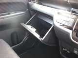 助手席側収納スペース