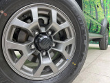 【純正アルミホイール】外観にマッチした純正アルミホイールを装着しております。各種社外アルミホイールや、スタッドレスタイヤも取扱いしております。是非ご相談ください♪