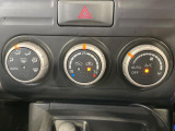 【オートエアコン】一度お好みの温度に設定すれば、車内の温度を検知し風量や温度を自動で調整。暑い&hellip;寒い&hellip;と何度もスイッチ操作をする必要はありません。快適な車内空間には必須の機能ですね♪