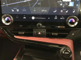 左右独立温度コントロールフルオートエアコンです。運転席、助手席それぞれで独立して温度設定ができます。冷え性の方が乗っても安心ですね♪