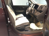 【ベンチシート】運転席と助手席の移動もスムーズ!狭い駐車場での乗り降りや、お子様の乗り降りにも便利です。座席の間にコンソールボックスやドリンクホルダーがないため、車内空間が広く感じます。