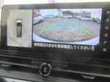 【アラウンドビューモニター装備】 バックカメラによる後方の確認だけでなく4つのカメラで真上から見ている様に周囲360度を写し出し、自車周辺の詳細な状況を確認出来ます。狭い場所での取り回しも安心です。