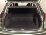 トランクの広さは、どうです、たくさんの荷物が積めますよ。トノカバー付き。荷室のプライバシーを守ってくれます。見た目もスッキリ、防犯性も高まります。
