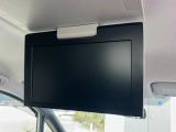 【12.8型フリップダウン】大画面モニターで後席でもエンタメをお楽しみいただけます。家族や友人とお出かけする機会が多い方に大人気です♪