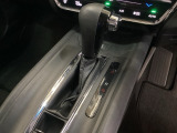 CVT車のセレクトレバーです。低速から高速まで、変速ショックのないスムーズな走りと、エンジン効率のよい領域を維持して燃費にも貢献します。