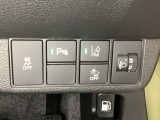 ハンドルの右側にはヘットライトリベライザーとHondaセンシング用のメインスイッチがついています。ヘッドライトリベライザーは道路状況や積荷の加重に応じてライトの高さを調節できます。