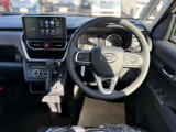 デザインもよく、居心地のよい運転席ですね。分かりやすいスイッチ類ですから操作もしやすく運転をサポートします。ぜひご来店いただき、実際にお座りいただいてステアリングを握ってみてください!