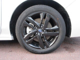 右前 17インチアルミホイール タイヤサイズは、215/50R17です。