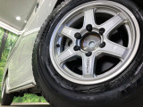 【15インチアルミホイール】外観にマッチしたアルミホイールを装着しております。各種アルミホイールや、スタッドレスタイヤも取扱いしております。是非ご相談ください♪