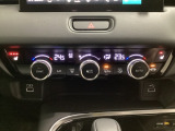 オートエアコンがついてます。左右独立で温度設定のできるデュアルオートエアコンです。パネル内のシートヒータースイッチは前席の左右別々に3段階で温度設定ができます。