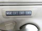運転席のシートポジションを記憶・再現できるメモリー機能を搭載しています。