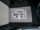 室内外はもちろん、シートを外してニオイの元となるフロアカーペットまで消臭・除菌を実施。中古車を気持ちよくお乗りいただけるクリーニングサービスです。詳細は販売店スタッフまでおたずねください。