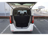後席を動かせば、たっぷりの荷物も積める。しかも後席にムリなく座れます。