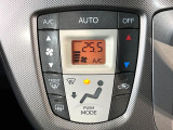 【オートエアコン】一度お好みの温度に設定すれば、車内の温度を検知し風量や温度を自動で調整。暑い&hellip;寒い&hellip;と何度もスイッチ操作をする必要はありません。快適な車内空間には必須の機能ですね♪