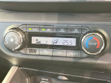 【オートエアコン】一度お好みの温度に設定すれば、車内の温度を検知し風量や温度を自動で調整。暑い&hellip;寒い&hellip;と何度もスイッチ操作をする必要はありません。快適な車内空間には必須の機能ですね♪